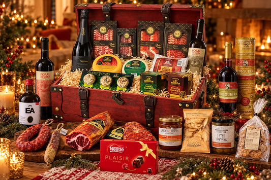 Cabaz de Natal Consoada Perfeita em baú de madeira aberto, com vinhos, queijos, enchidos e doces