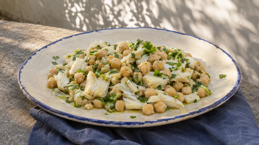 Salada de grão com bacalhau desfiado e coentros frescos regada com azeite Galega — receita alentejana de verão