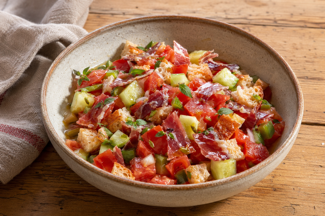 Gaspacho alentejano com presunto de porco preto, tomate, pepino, pimento e pão