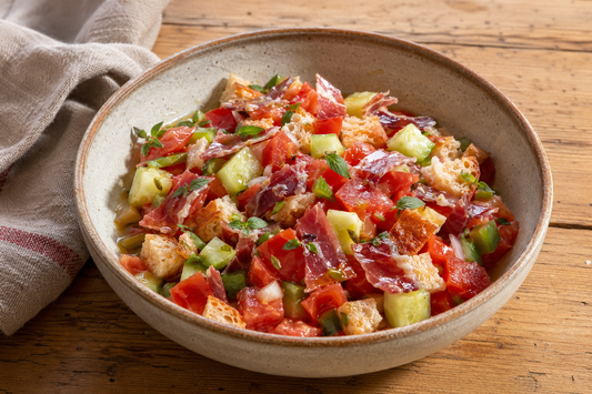 Gaspacho alentejano com presunto de porco preto, tomate, pepino, pimento e pão