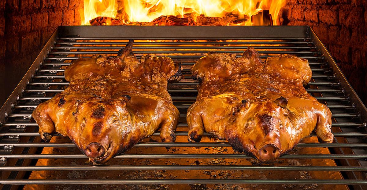 Leitões de Negrais abertos e espalmados, assados na grelha em forno de lenha